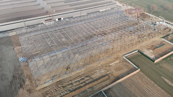 Een dakconstructie van een magazijn met behulp van geprefabriceerde stalen elementen om snellere assemblage en constructie in logistieke faciliteiten te bereiken