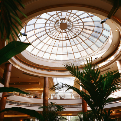 Circulaire dakkoepel met licht metaal frame ideaal voor hotels en commerciële gebouwen