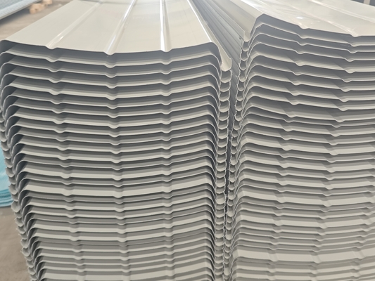 Metalen dak voor buitenstappen Metalen tralies Kleur van stalen panelen Dak en muur