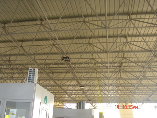 Gebogen staal truss structuren en licht glas frame toepassingen voor tol- en spoorwegstations