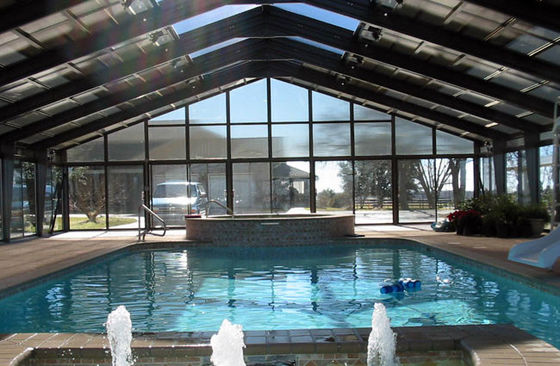 De ruiten voor overdekte zwembaden verbeteren het natuurlijke licht en de esthetiek.