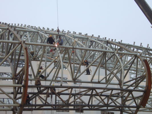 Fabrieksprijs Lichte staal Prefab staaldakbeugels Voor gebouw Constructie Stadion dakstation dak systeem ISO GB Free Design