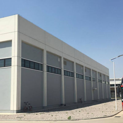 Lichte staalconstructie gebouwd voor binnenshuis paardrijden