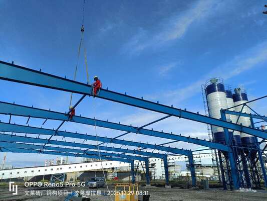 Op maat gemaakte Span Warehouse dakstructuur gebouwd om variabele sneeuwlastomstandigheden voor opslagoplossingen te weerstaan